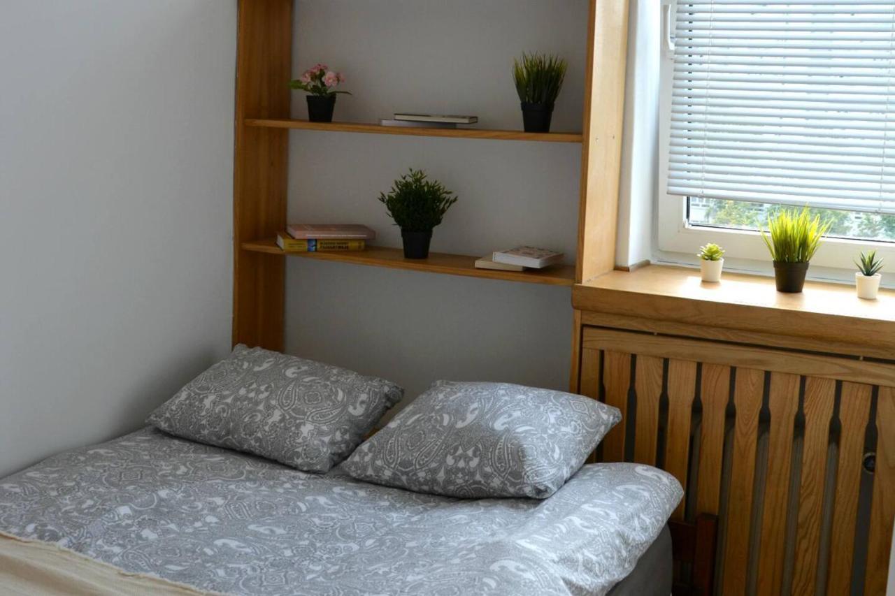 Ohmyhome - Sunny Apartment In City Center Varsó Kültér fotó