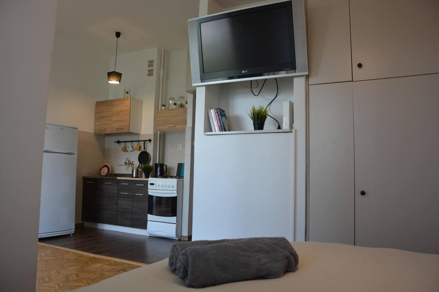Ohmyhome - Sunny Apartment In City Center Varsó Kültér fotó